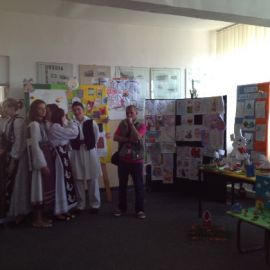 FOTO / Elevii mai multor şcoli din judeţ au organizat astăzi un spectacol pe tema Învierii Domnului